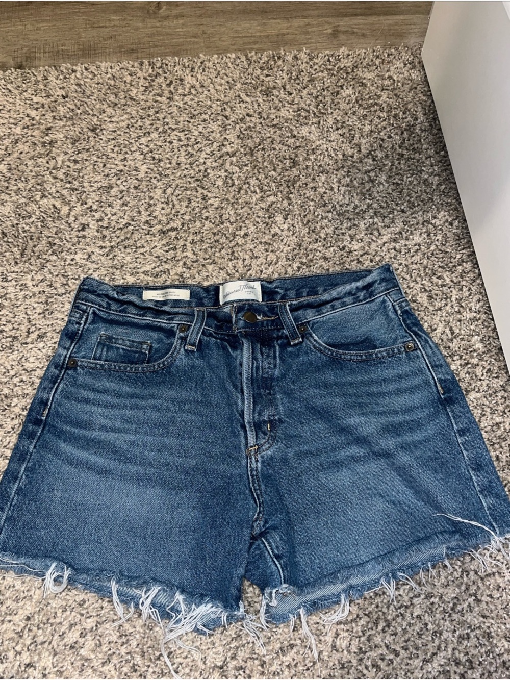 Universal Thread Women's Dark Blue High-Rise Frayed Denim Shorts size 2/R